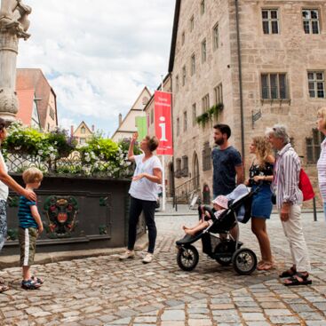 Dinkelsbühl, Stadtführung Reisegruppe am Löwenbrunnen