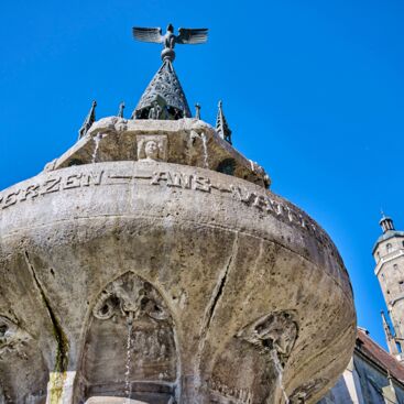 Ein Blick vom Kriegerbrunnen zum Daniel